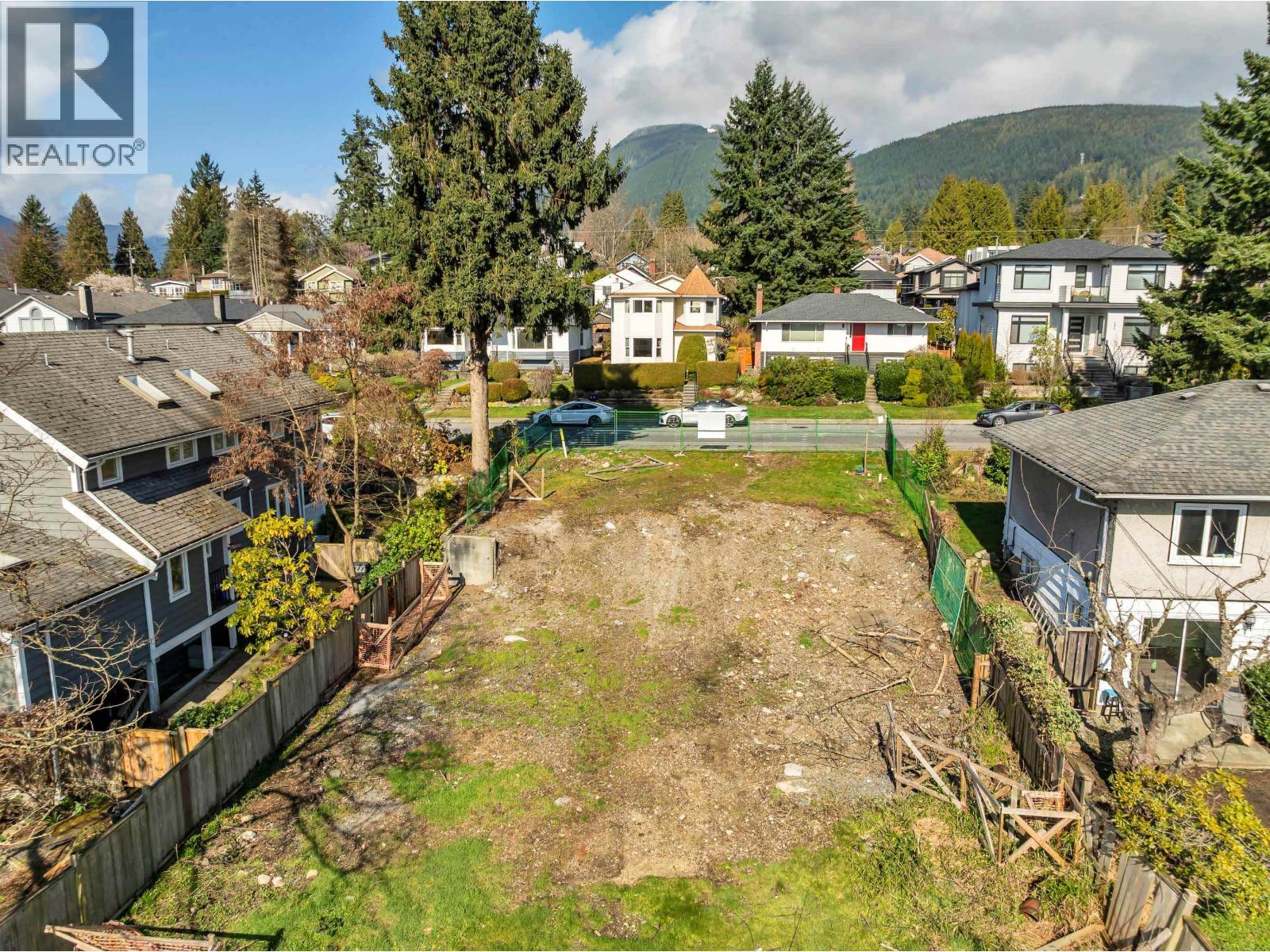 243 W 27th Street, North Vancouver, British Columbia  V7N 2H2 - Photo 4 - R3107344