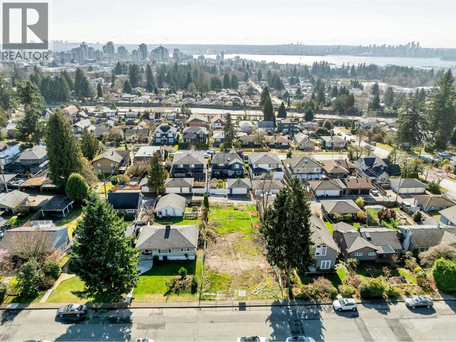 241 W 27th Street, North Vancouver, British Columbia  V7N 2H2 - Photo 4 - R3107341