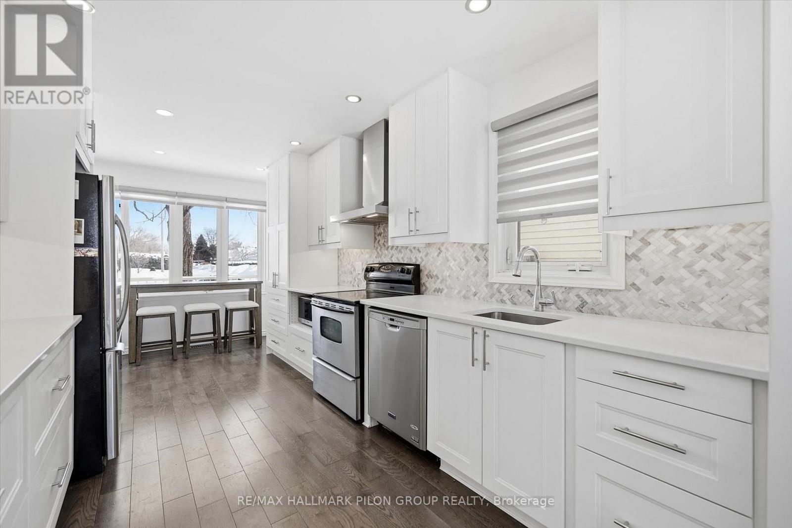 284 Mceachern Crescent, Ottawa, Ontario  K1E 3K3 - Photo 2 - X12966038