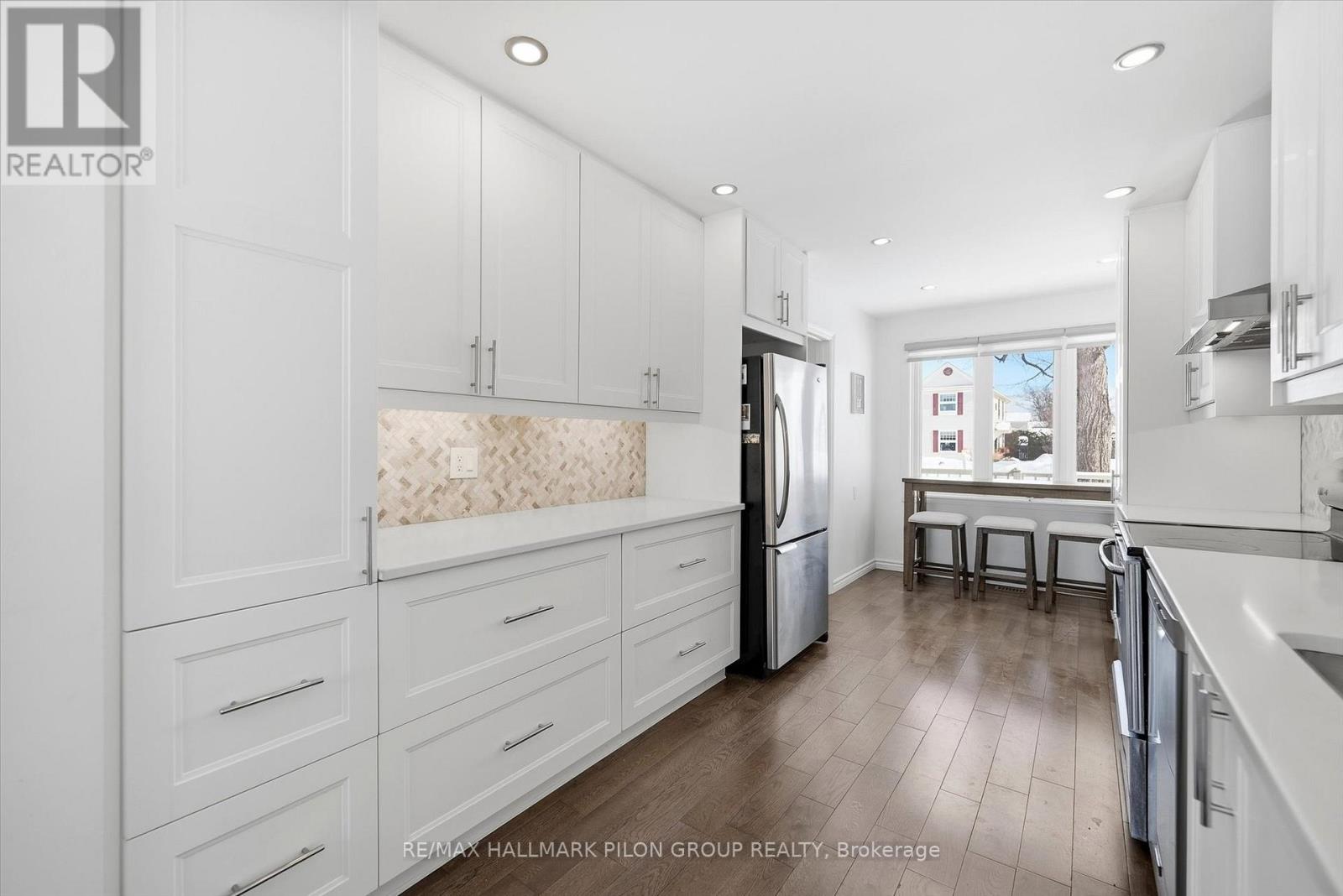 284 Mceachern Crescent, Ottawa, Ontario  K1E 3K3 - Photo 3 - X12966038