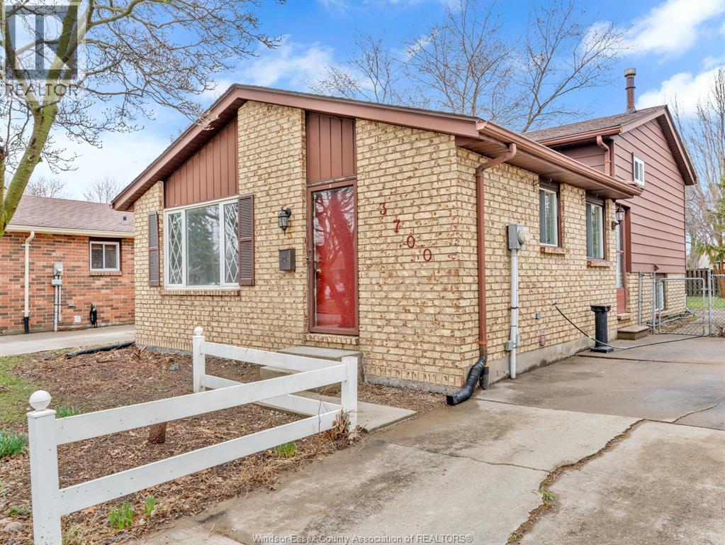 3700 Wildwood Drive Unit# Full House, Windsor, Ontario  N8R 2B6 - Photo 3 - 26007238