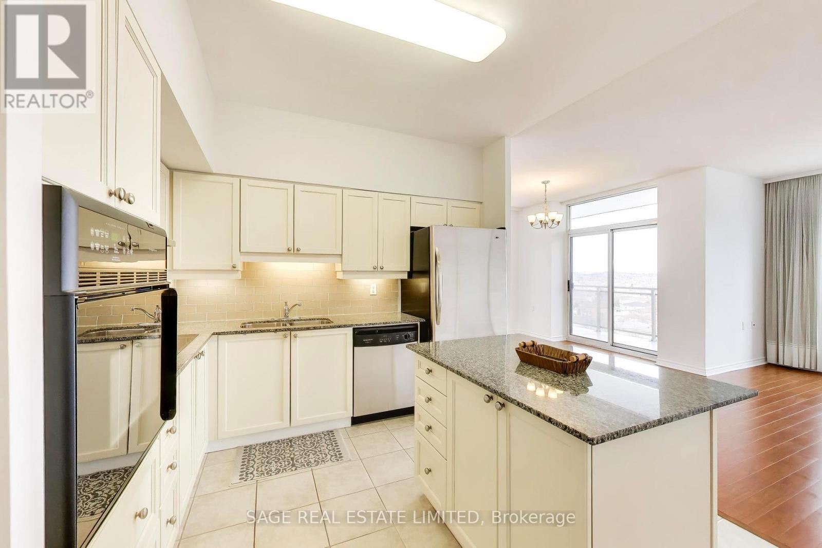 902 - 810 Scollard Court, Mississauga, Ontario  L5V 0A4 - Photo 13 - W12909746