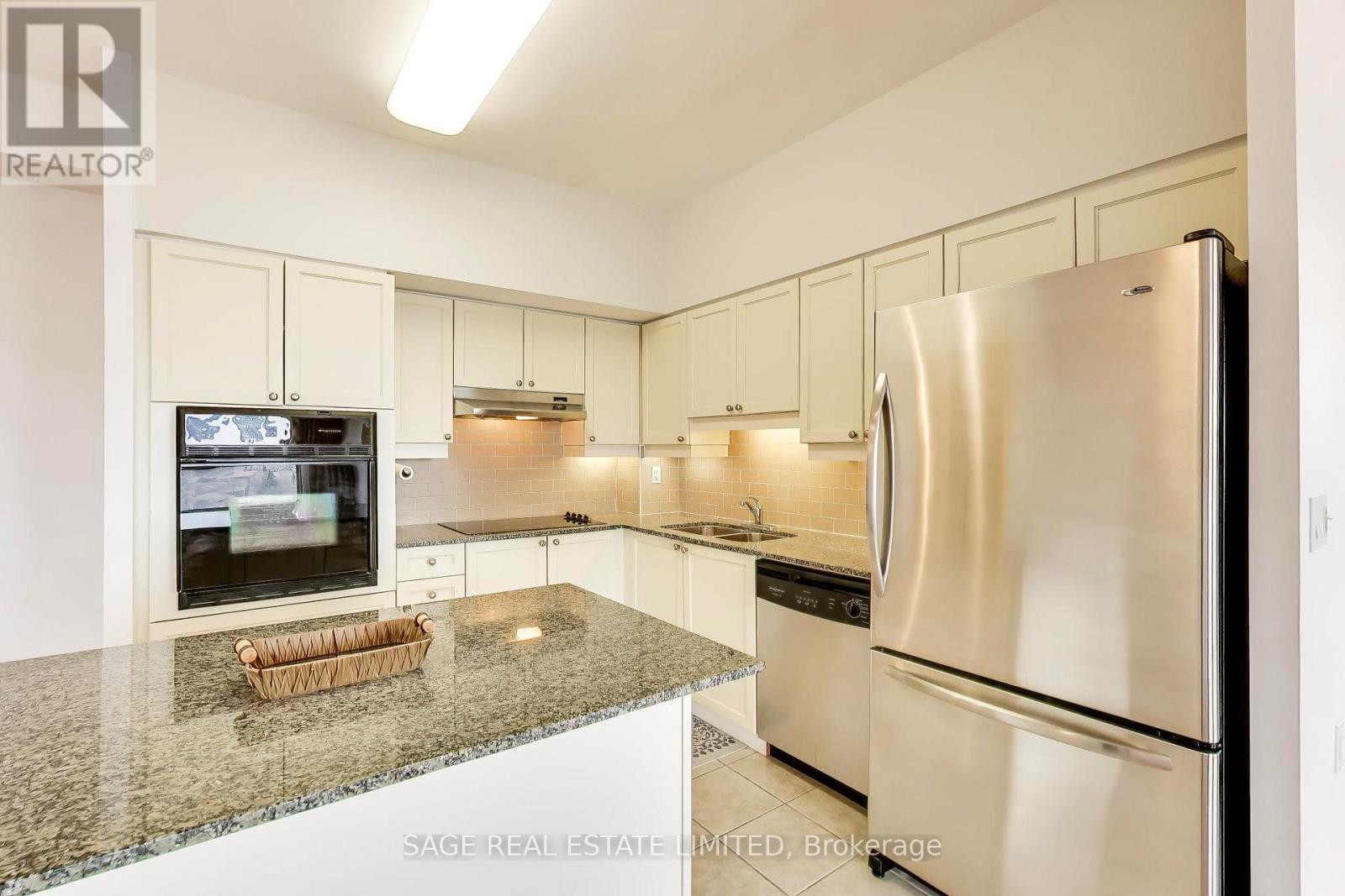 902 - 810 Scollard Court, Mississauga, Ontario  L5V 0A4 - Photo 14 - W12909746