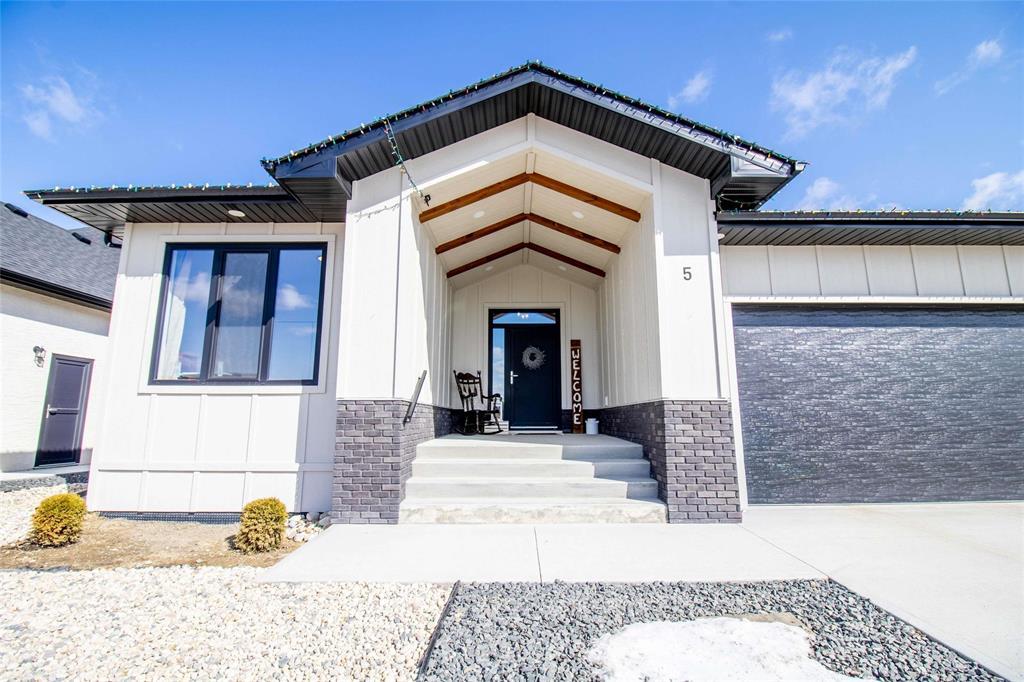 5 Bentley Bay, Steinbach, Manitoba  R5G 2Y5 - Photo 1 - 202606521