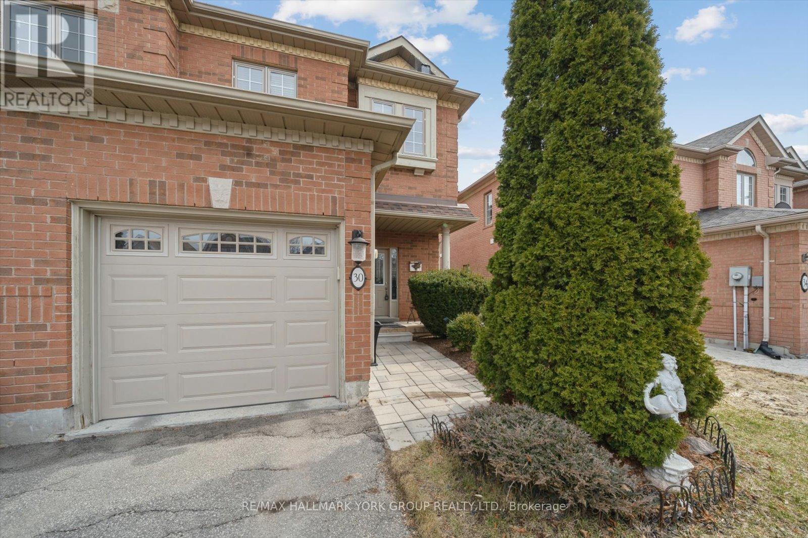 30 Jordanray Boulevard, Newmarket, Ontario  L3X 2P9 - Photo 4 - N12966056