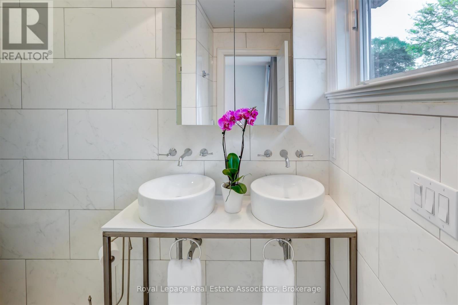 1399 Elaine Trail, Mississauga, Ontario  L5G 3W9 - Photo 17 - W12966028