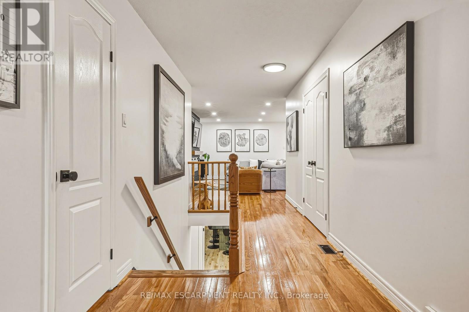 980 Glen View Avenue, Burlington, Ontario  L7T 3Y6 - Photo 3 - W12966074