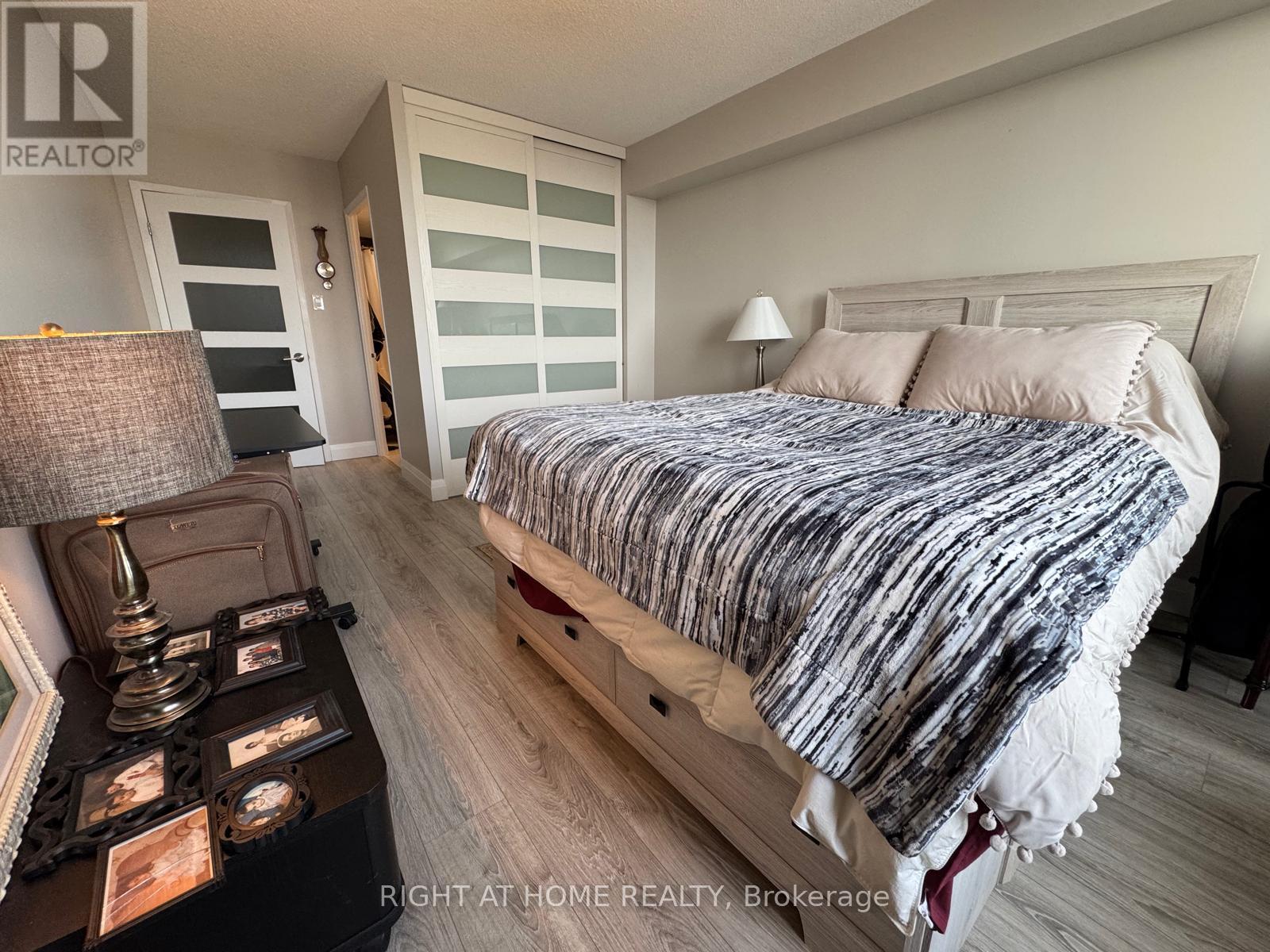 1208 - 65 Ellen Street, Barrie, Ontario  L4N 3A5 - Photo 5 - S12888060