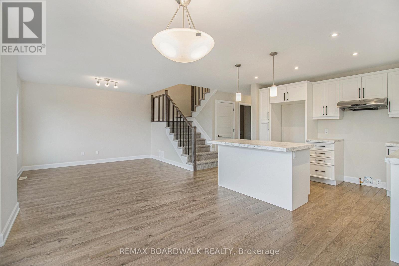 1203 Montblanc Crescent, Russell, Ontario  K0A 1W0 - Photo 5 - X12899346