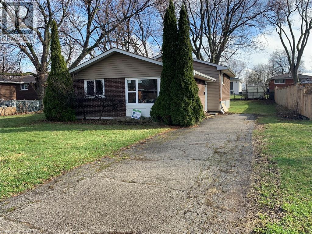 <div class="slider-price">$3,100 Monthly</div><p>5 Michael Avenue, Hamilton, Ontario</p>