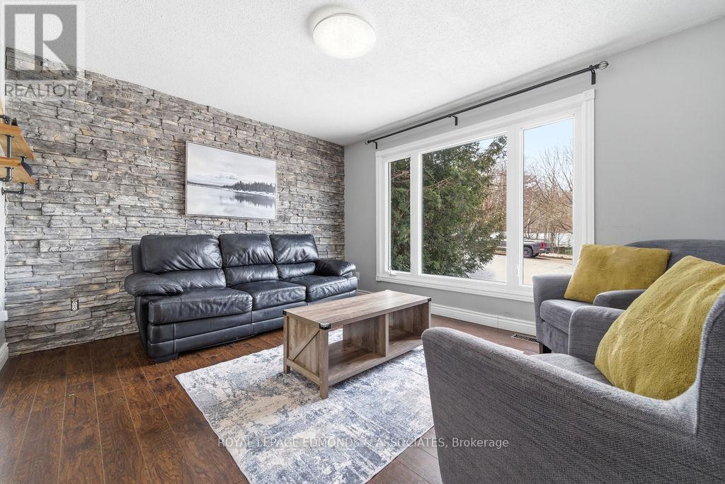 65 Armstrong Road, Petawawa, Ontario  K8H 2S2 - Photo 14 - X12966194