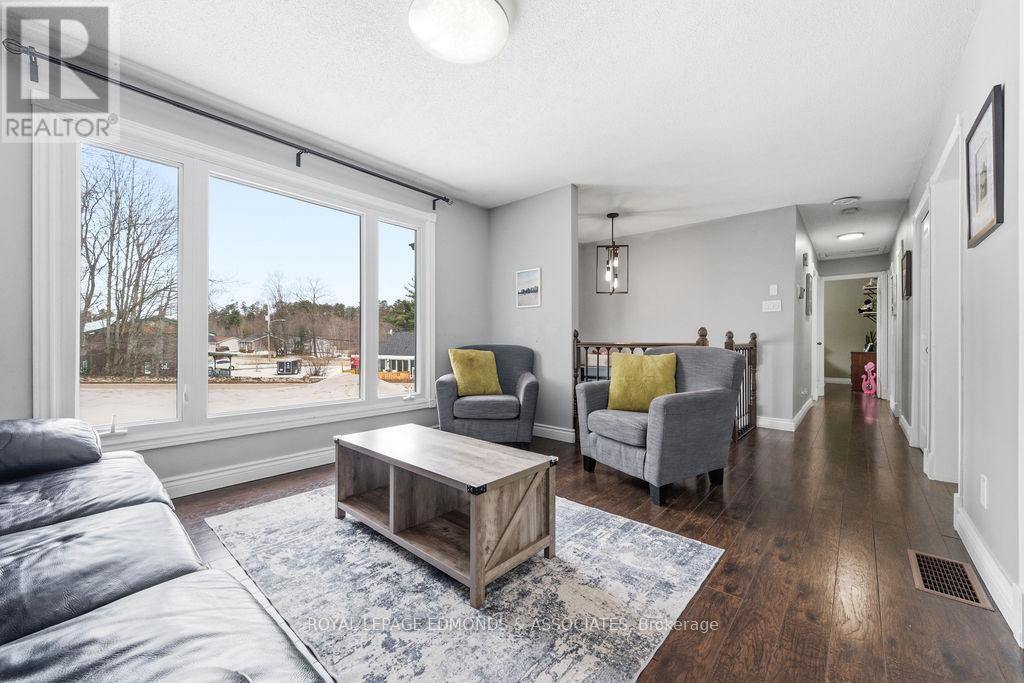 65 Armstrong Road, Petawawa, Ontario  K8H 2S2 - Photo 15 - X12966194