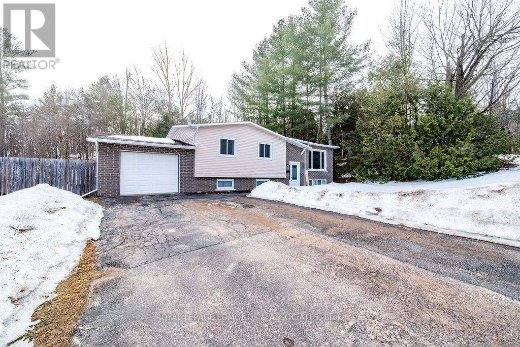 65 Armstrong Road, Petawawa, Ontario  K8H 2S2 - Photo 3 - X12966194