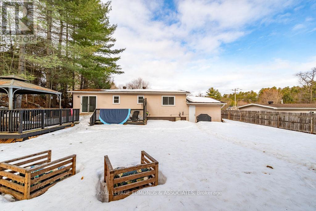 65 Armstrong Road, Petawawa, Ontario  K8H 2S2 - Photo 5 - X12966194