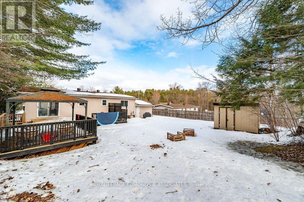 65 Armstrong Road, Petawawa, Ontario  K8H 2S2 - Photo 6 - X12966194