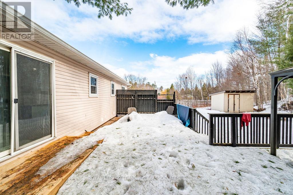 65 Armstrong Road, Petawawa, Ontario  K8H 2S2 - Photo 7 - X12966194