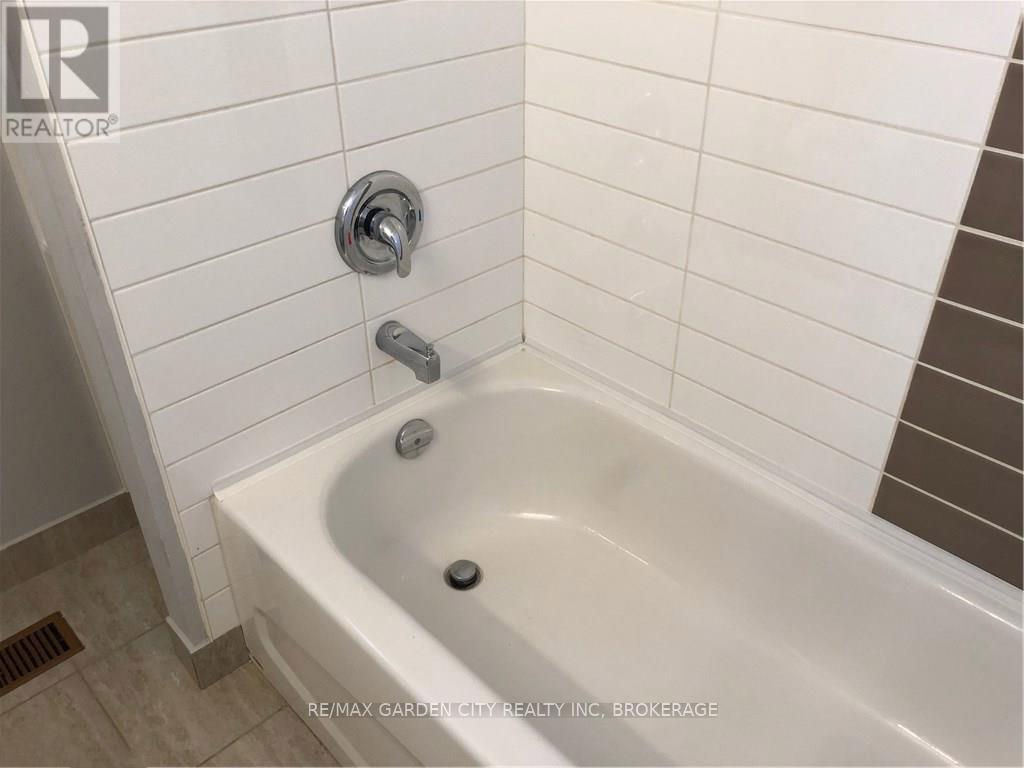 29 St. Hilda's Court, St. Catharines, Ontario  L2R 7H1 - Photo 12 - X12966422