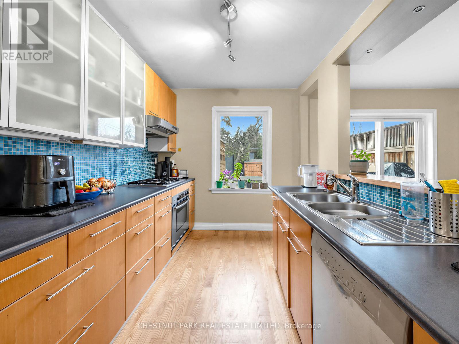 246 Donlea Drive, Toronto, Ontario  M4G 2N2 - Photo 13 - C12966444