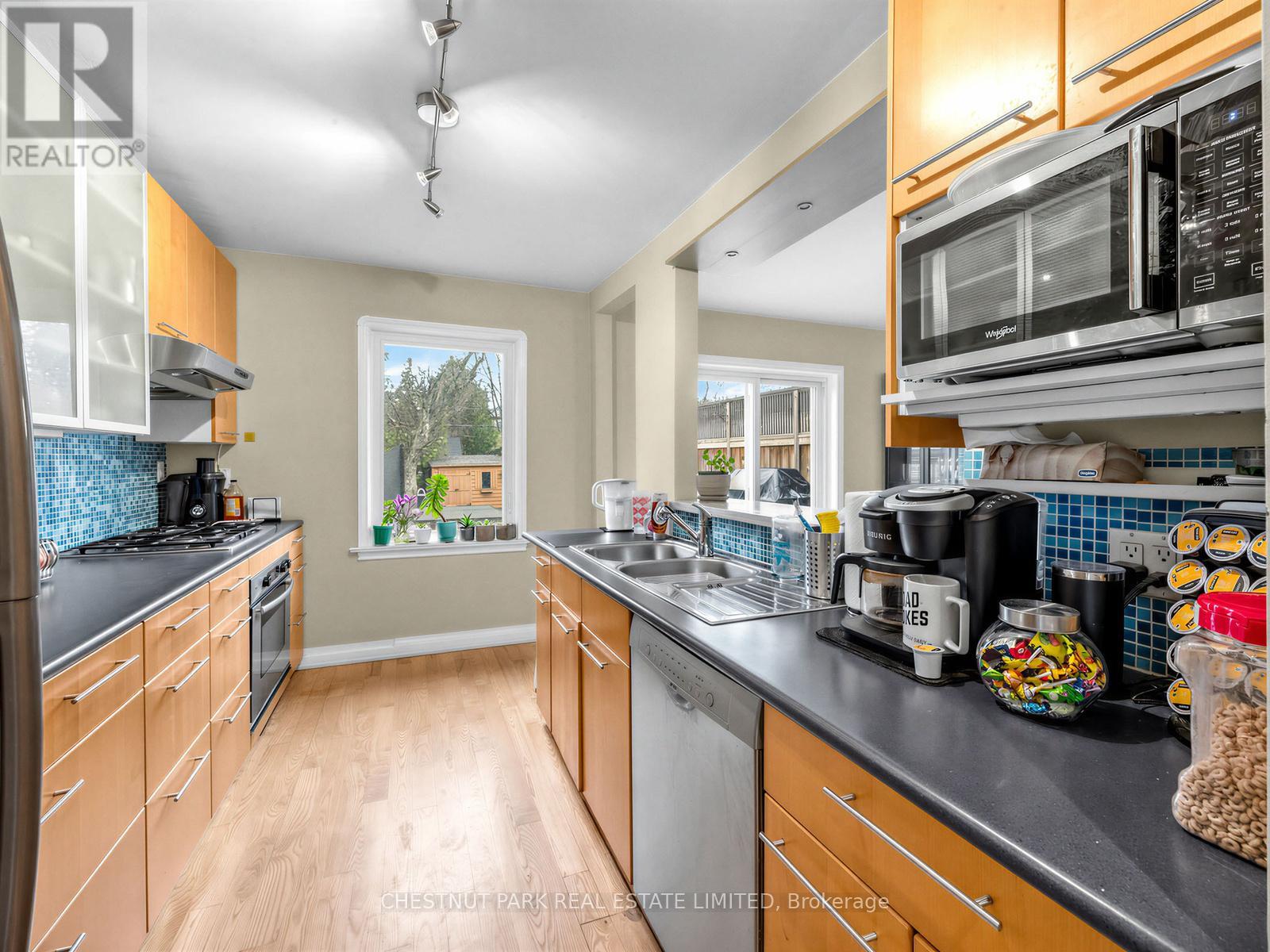 246 Donlea Drive, Toronto, Ontario  M4G 2N2 - Photo 14 - C12966444