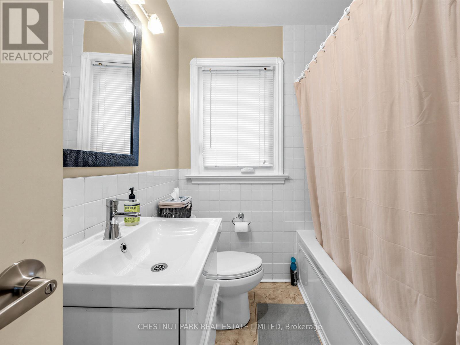 246 Donlea Drive, Toronto, Ontario  M4G 2N2 - Photo 19 - C12966444