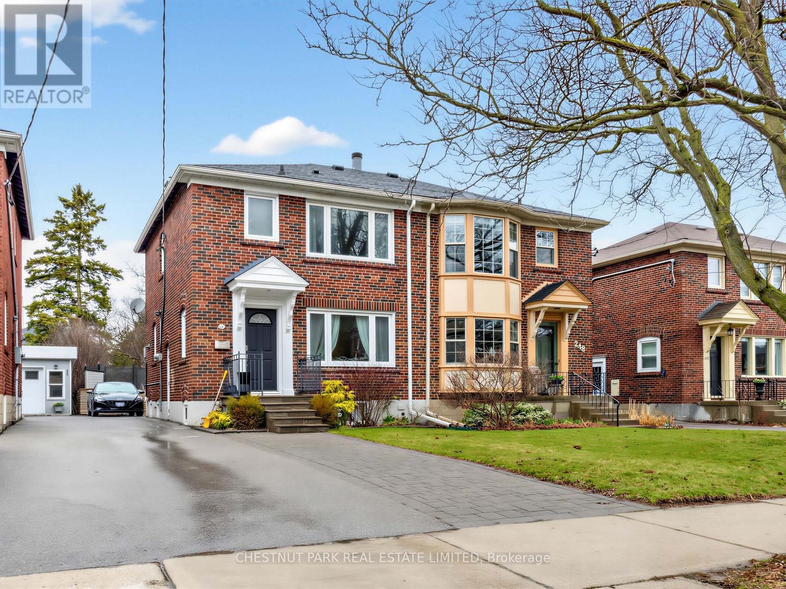 246 Donlea Drive, Toronto, Ontario  M4G 2N2 - Photo 2 - C12966444