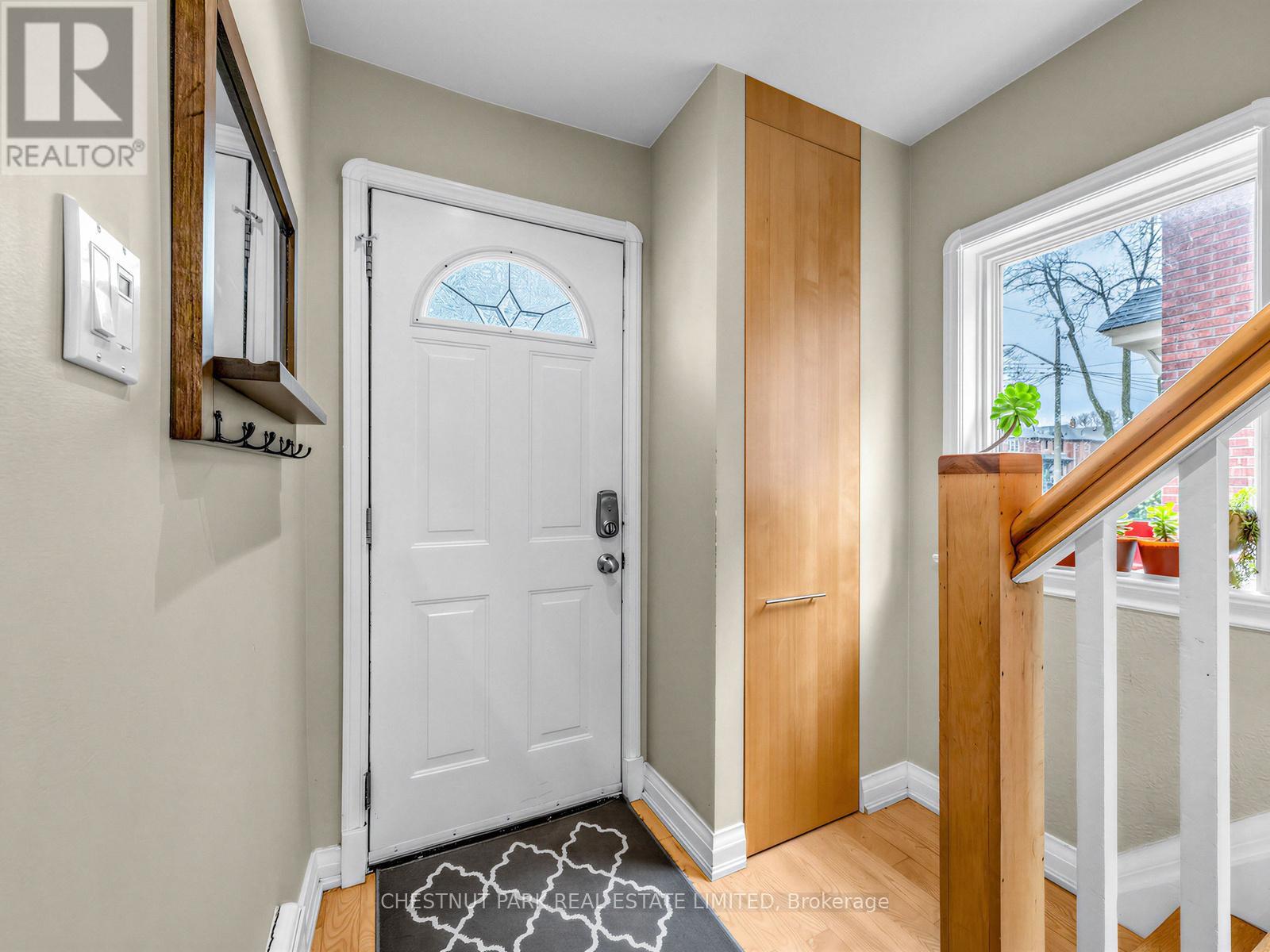 246 Donlea Drive, Toronto, Ontario  M4G 2N2 - Photo 3 - C12966444