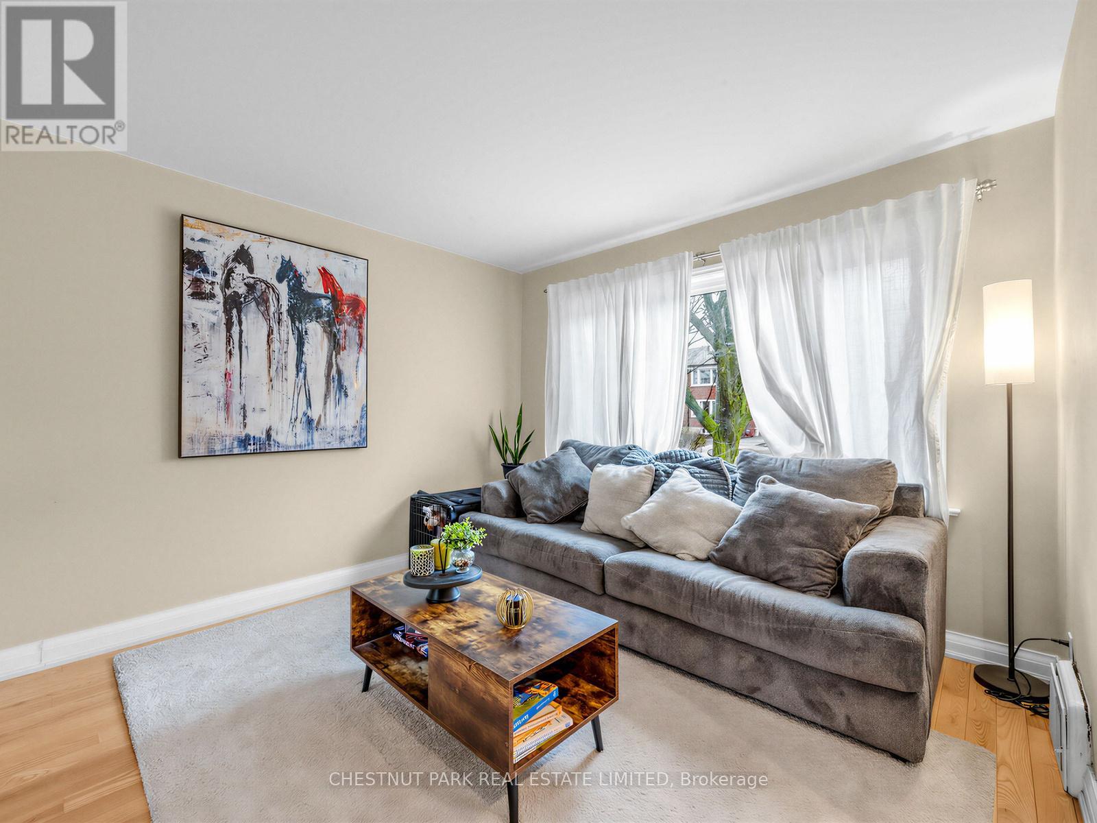 246 Donlea Drive, Toronto, Ontario  M4G 2N2 - Photo 4 - C12966444