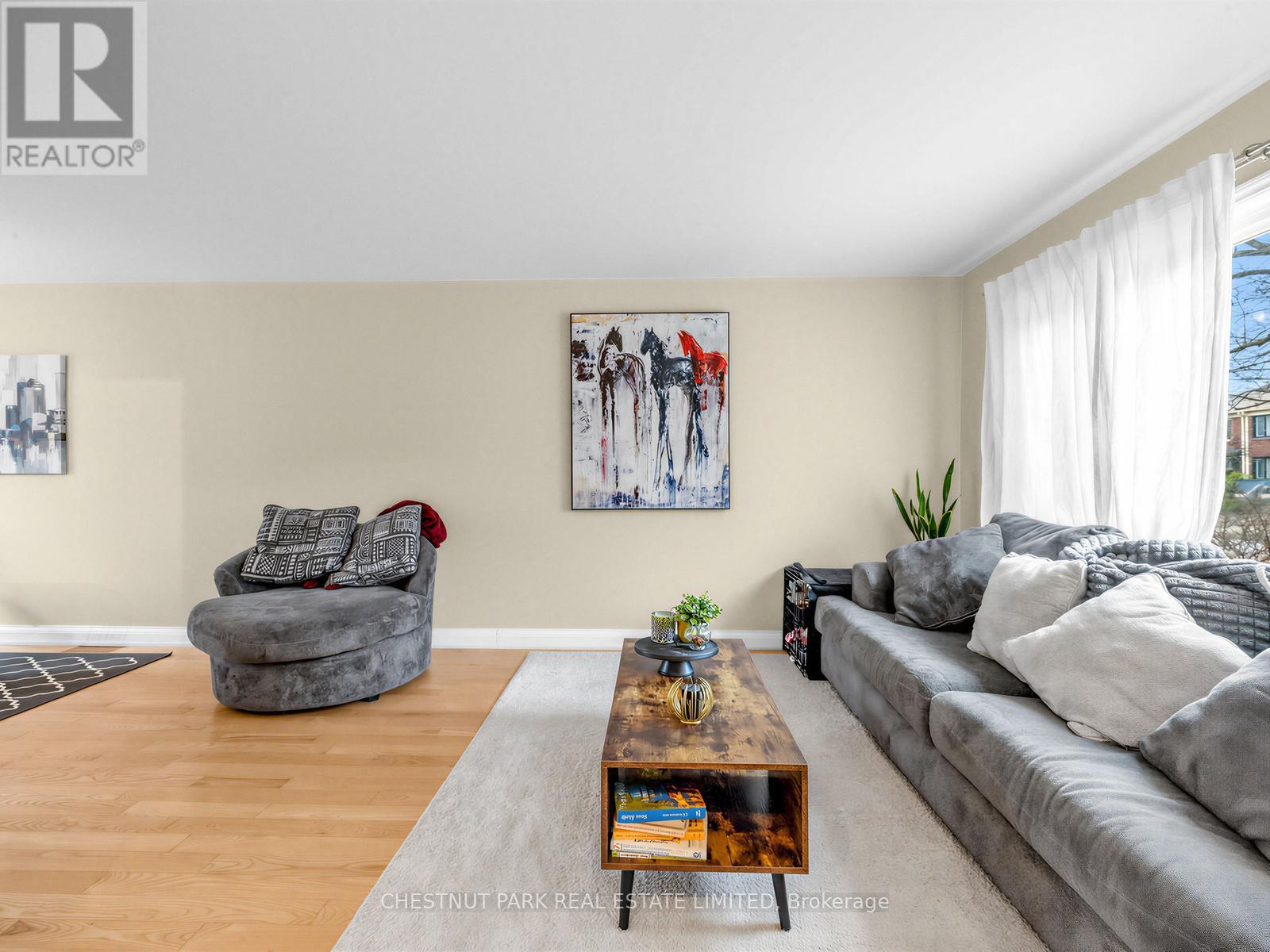 246 Donlea Drive, Toronto, Ontario  M4G 2N2 - Photo 5 - C12966444