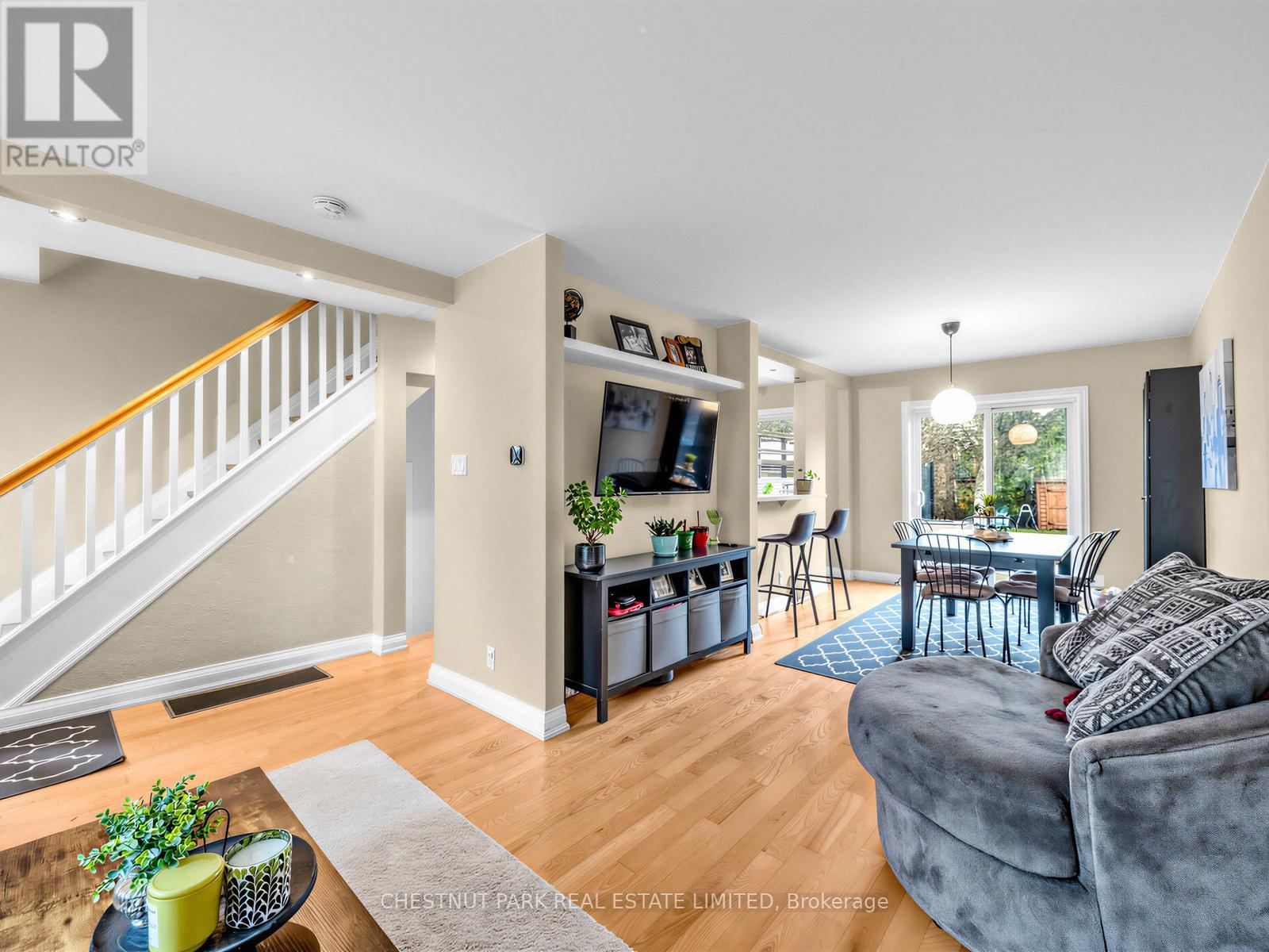 246 Donlea Drive, Toronto, Ontario  M4G 2N2 - Photo 6 - C12966444