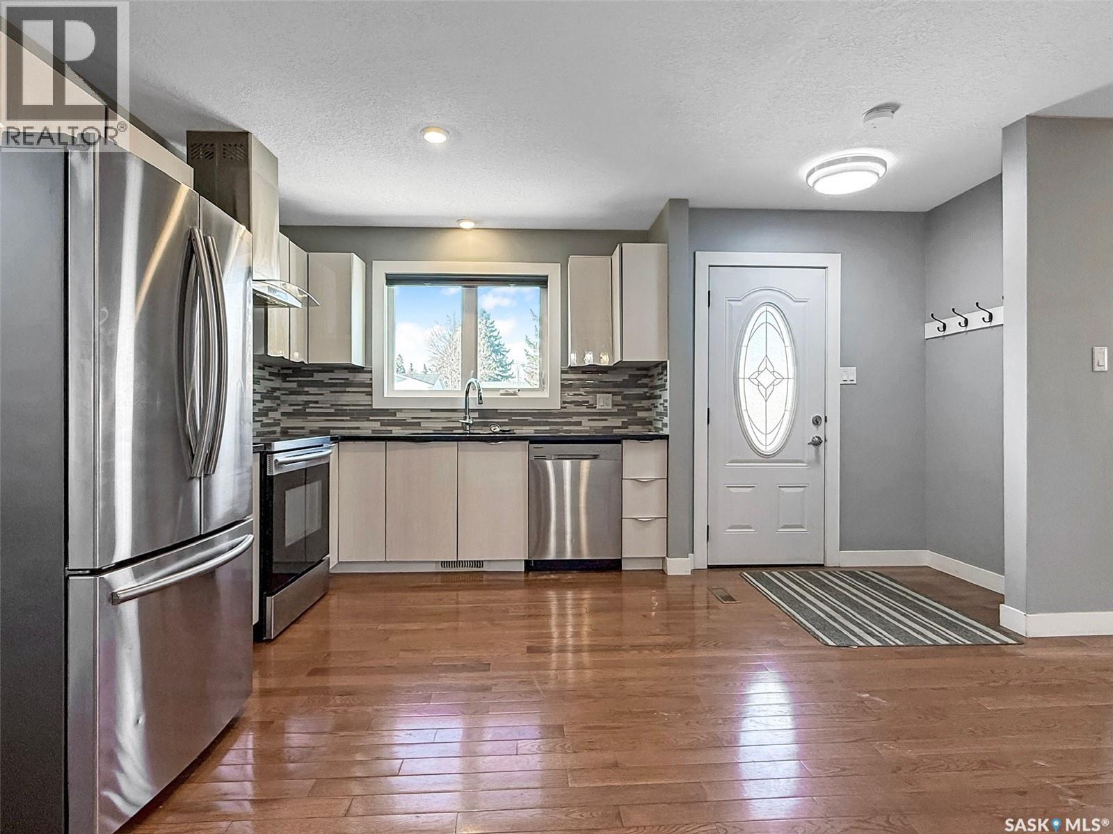 210 Clinton Place, Swift Current, Saskatchewan  S9H 4K2 - Photo 4 - SK032196