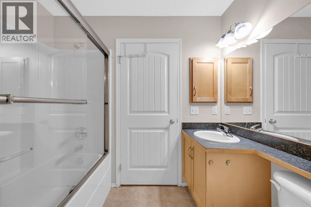 205, 27 Everridge Square SW, Calgary, Alberta  T2Y 5J7 - Photo 13 - A2292590