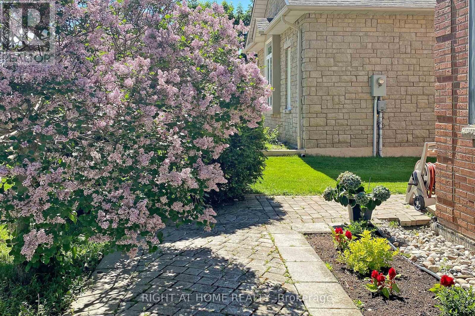 350 Sunset Beach Road, Richmond Hill, Ontario  L4E 3H9 - Photo 3 - N12966312