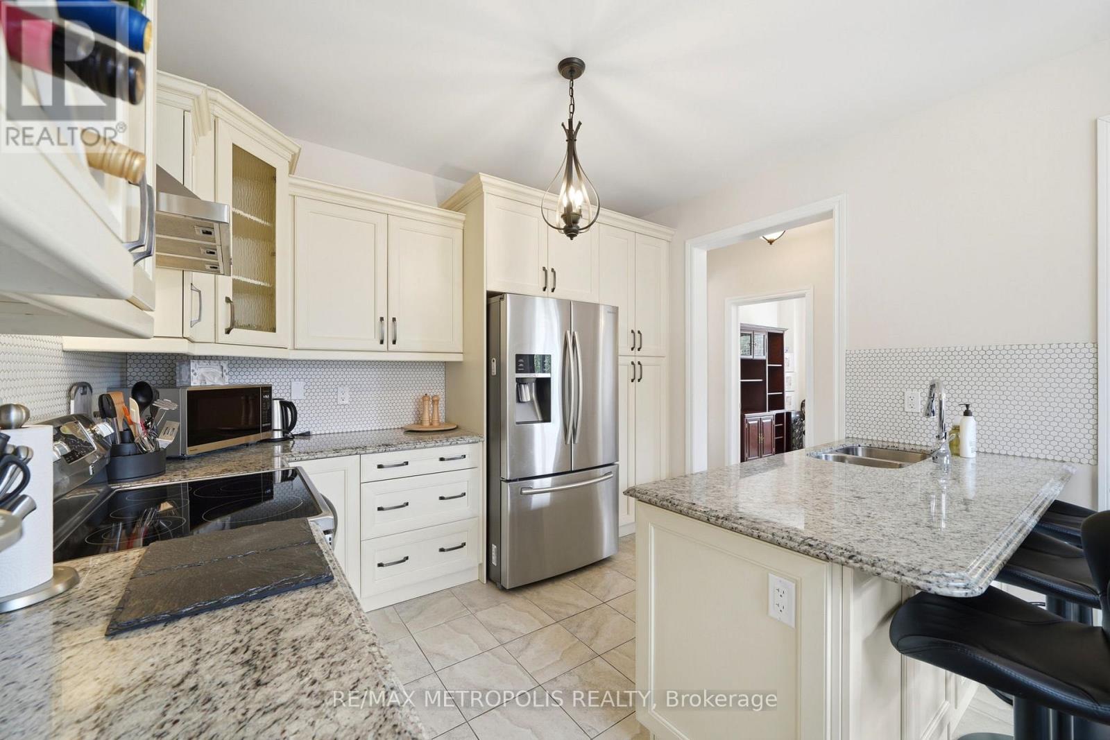 24 Bamburg Street, Georgina, Ontario  L0E 1R0 - Photo 12 - N12966320