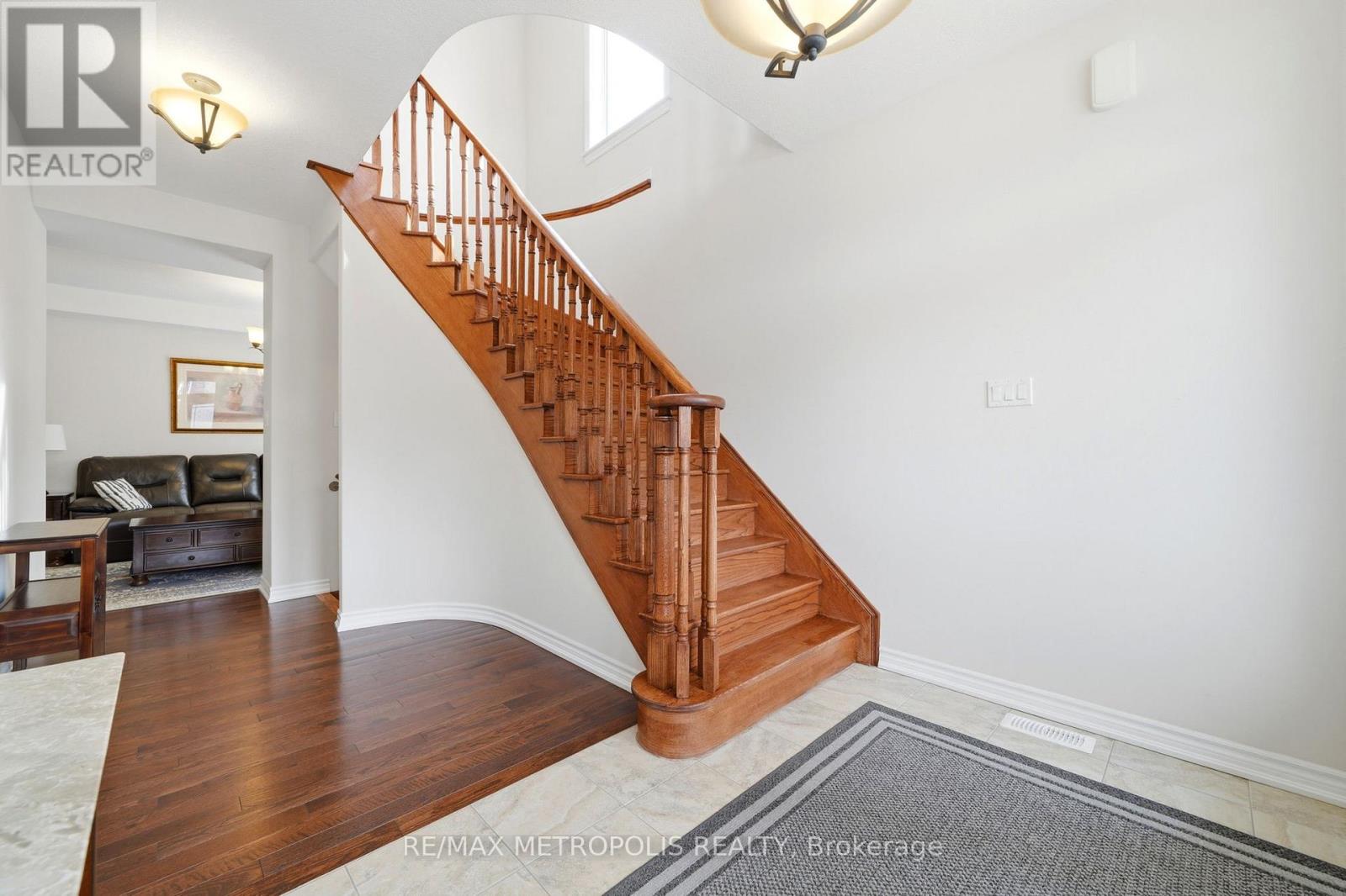 24 Bamburg Street, Georgina, Ontario  L0E 1R0 - Photo 6 - N12966320