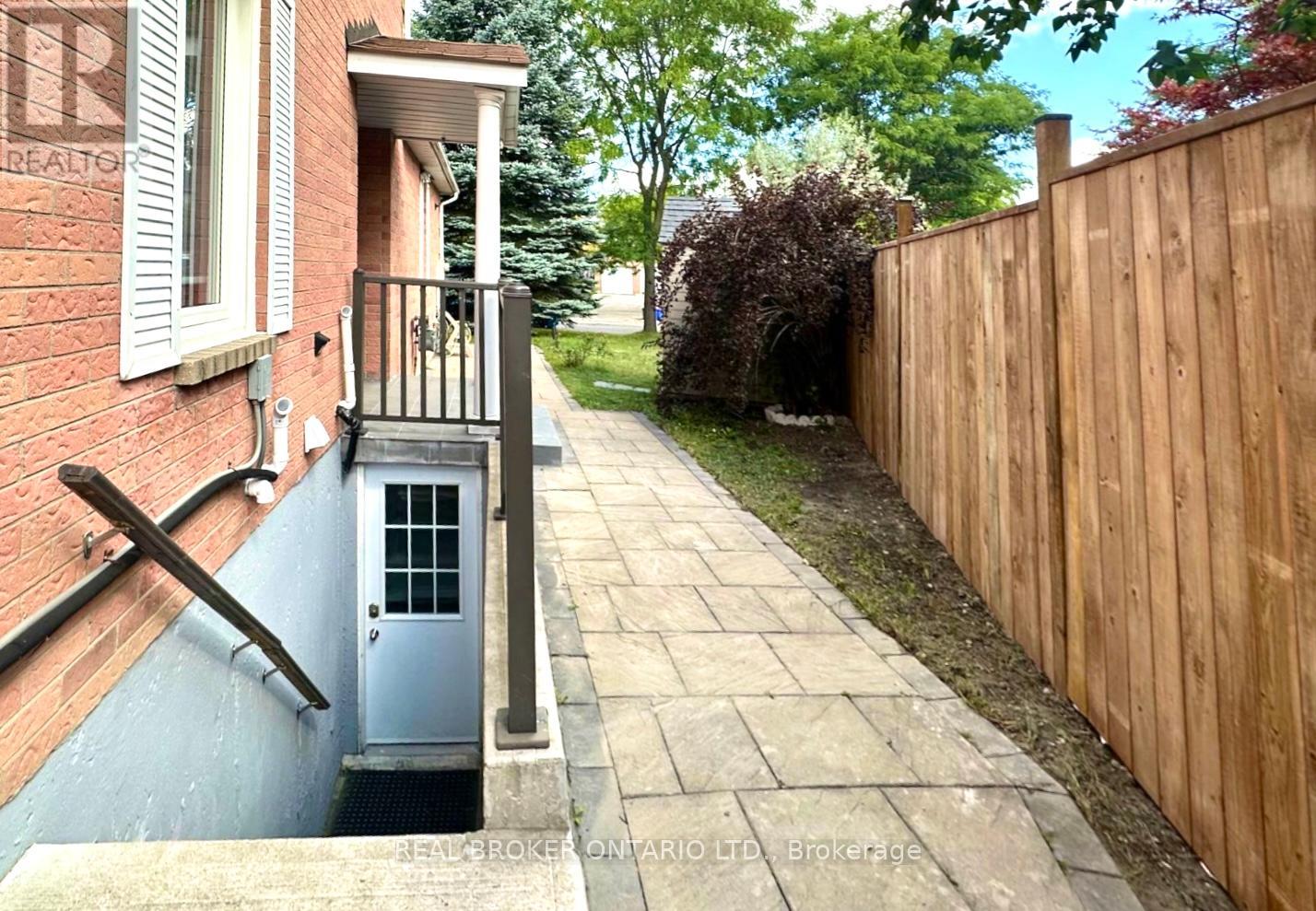 Basement - 60 Steepleview Crescent, Richmond Hill, Ontario  L4C 9R3 - Photo 3 - N12966474