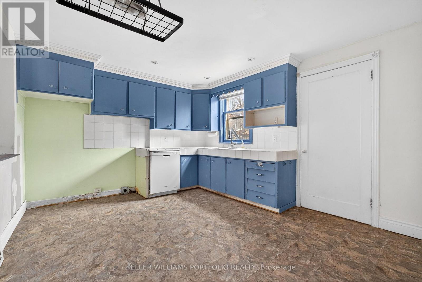 31 Mcroberts Avenue, Toronto, Ontario  M6E 4P3 - Photo 11 - W12966498