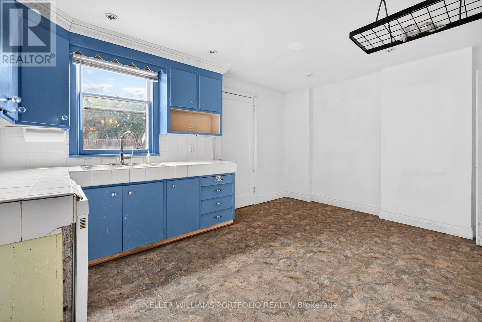 31 Mcroberts Avenue, Toronto, Ontario  M6E 4P3 - Photo 12 - W12966498