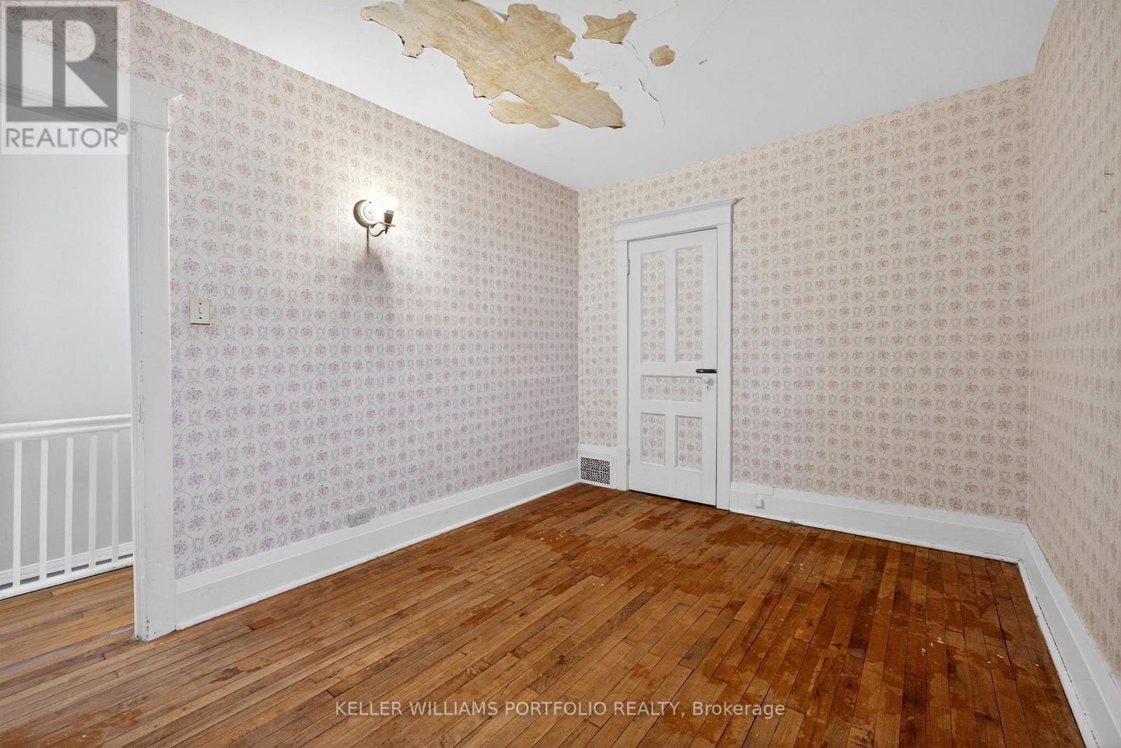 31 Mcroberts Avenue, Toronto, Ontario  M6E 4P3 - Photo 16 - W12966498