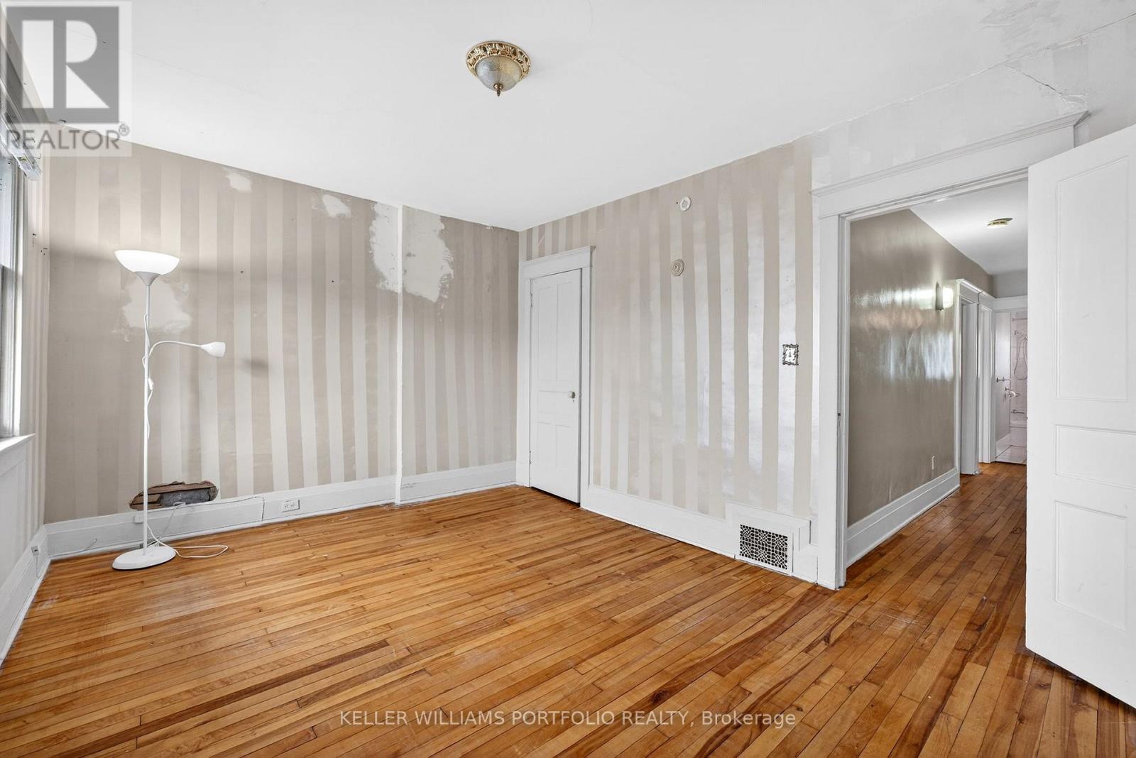 31 Mcroberts Avenue, Toronto, Ontario  M6E 4P3 - Photo 19 - W12966498