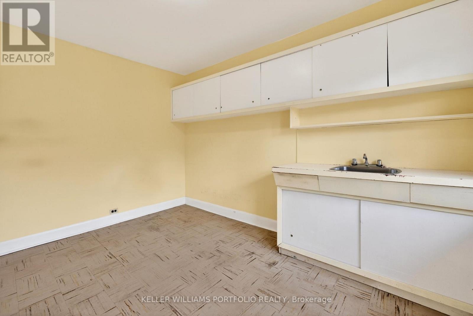 31 Mcroberts Avenue, Toronto, Ontario  M6E 4P3 - Photo 21 - W12966498