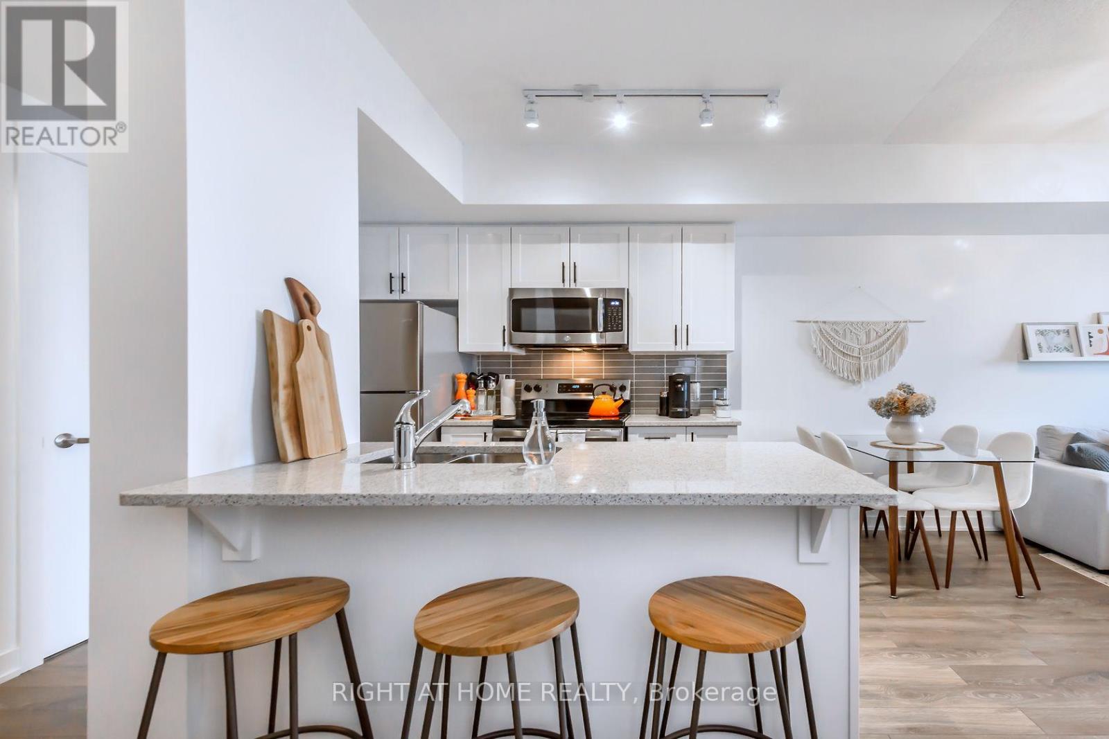 714 - 550 North Service Road, Grimsby, Ontario  L3M 4E8 - Photo 5 - X12966204