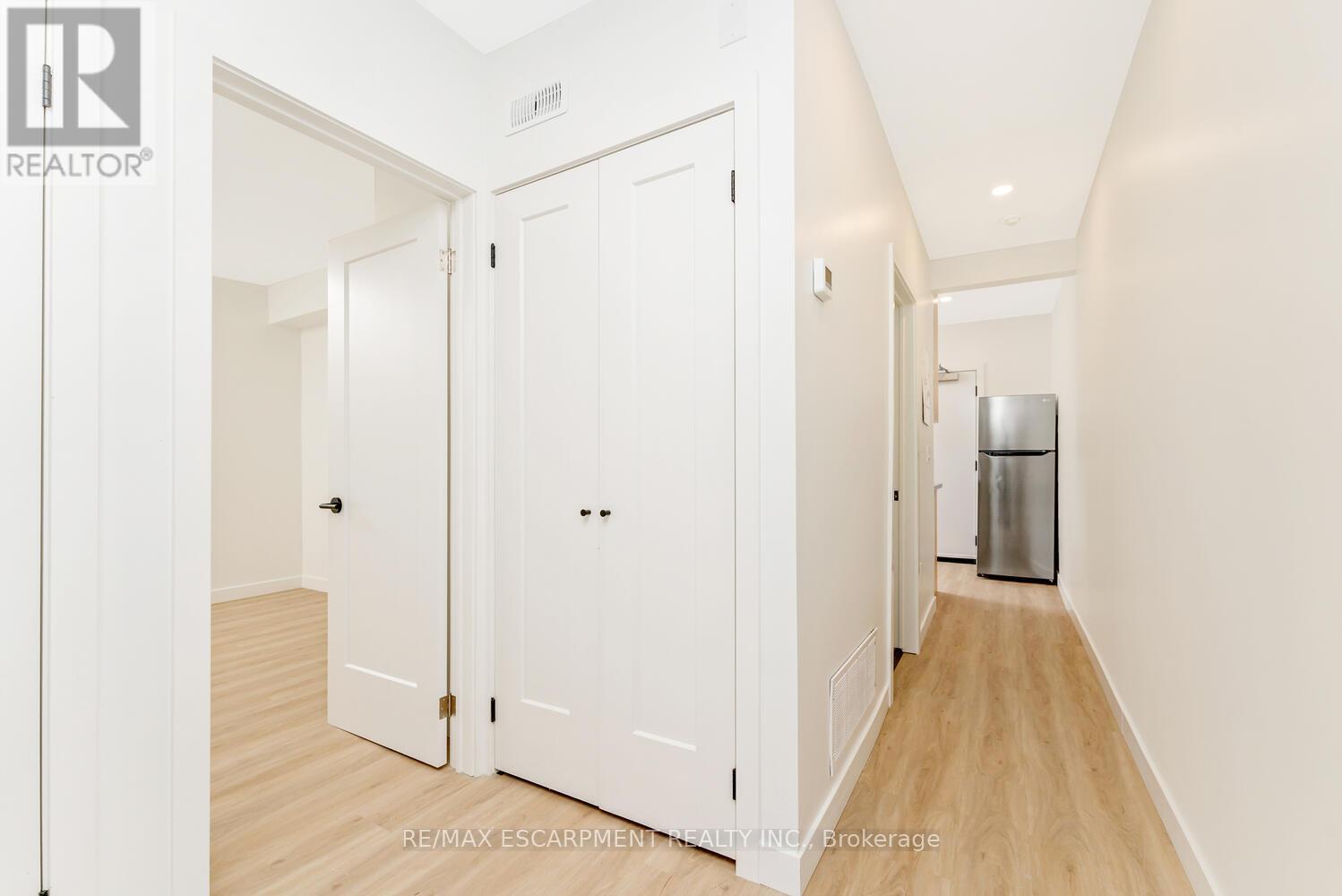 8 - 127 Victoria Avenue S, Hamilton, Ontario  L8N 2S9 - Photo 2 - X12966454