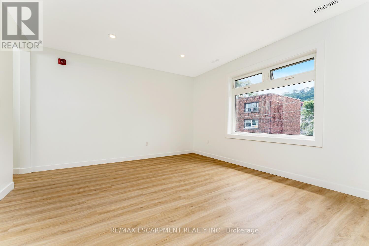 8 - 127 Victoria Avenue S, Hamilton, Ontario  L8N 2S9 - Photo 4 - X12966454