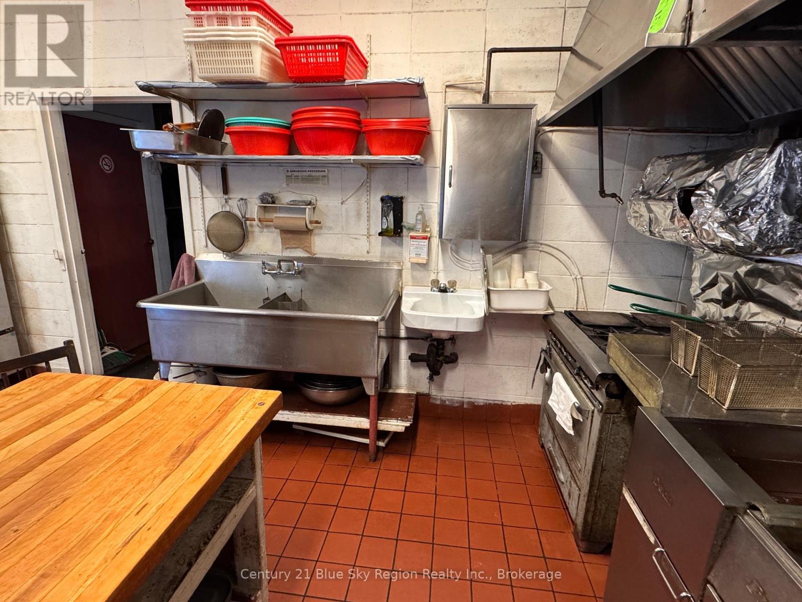 1107 Cassells Street, North Bay, Ontario  P1B 4B3 - Photo 3 - X12966574