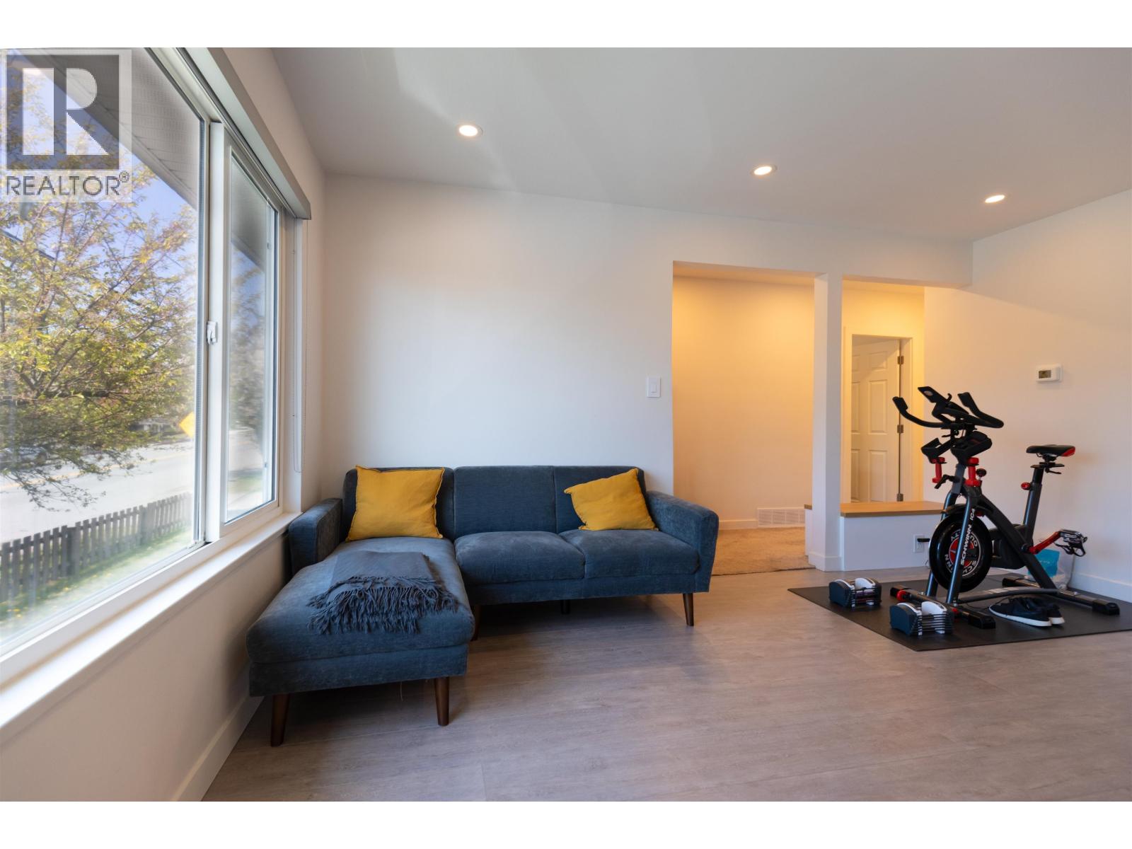 7250-52 Nelson Avenue, Burnaby, British Columbia  V5J 4C3 - Photo 2 - R3107491