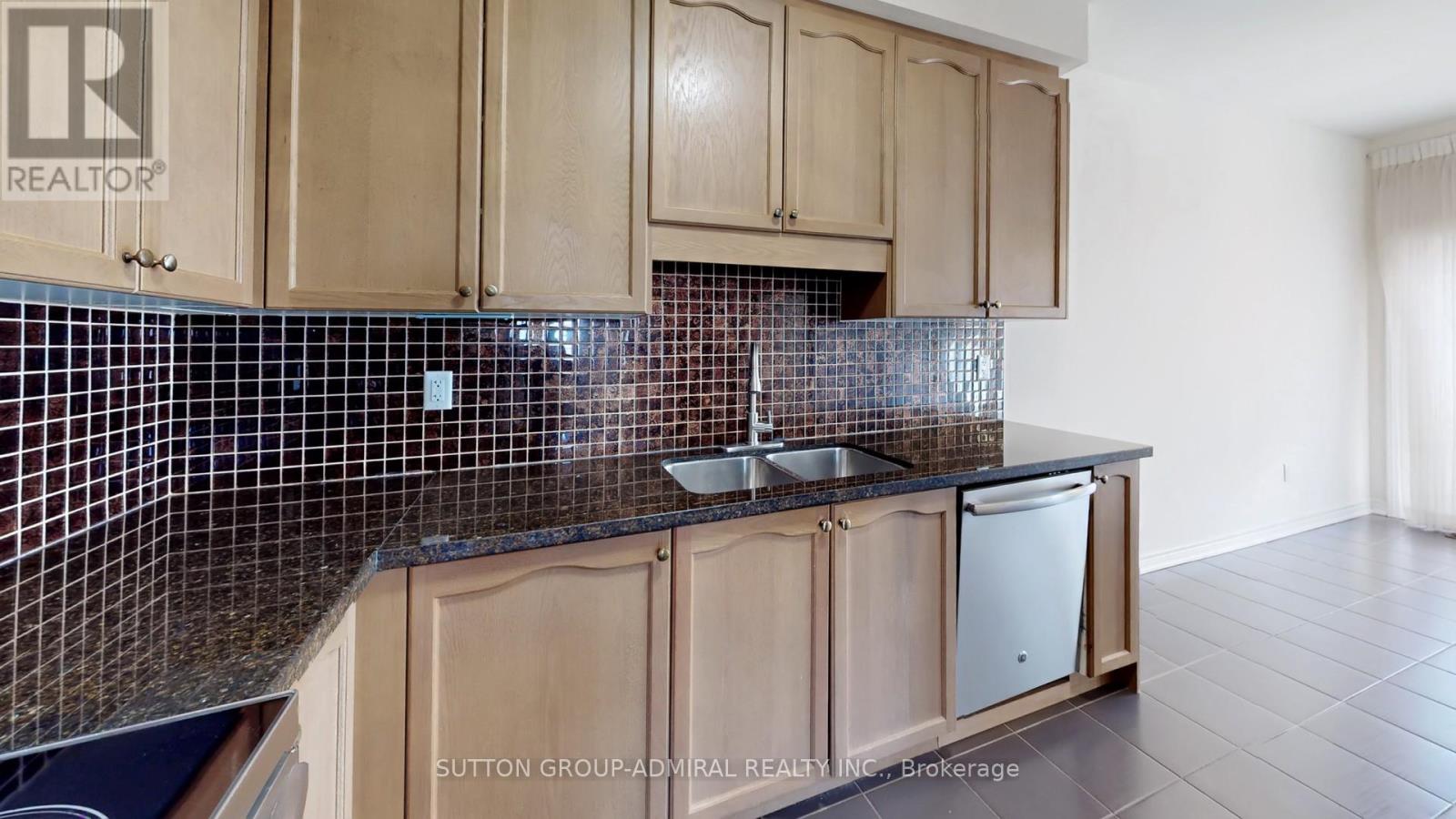 75 Lauderdale Drive, Vaughan, Ontario  L6A 4G7 - Photo 18 - N12964386