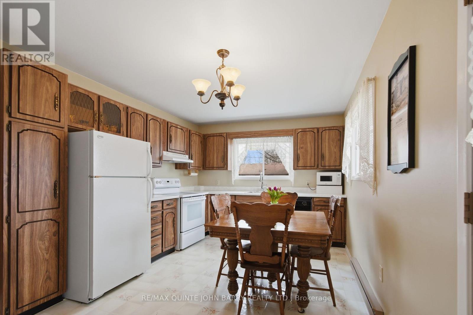 35 Fourth Avenue, Quinte West, Ontario  K8V 5N5 - Photo 10 - X12966644