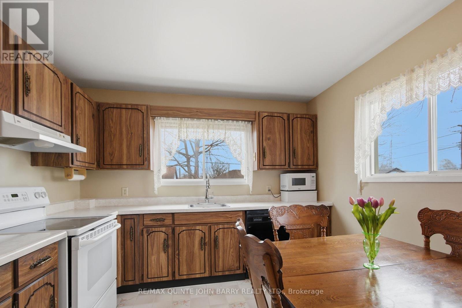 35 Fourth Avenue, Quinte West, Ontario  K8V 5N5 - Photo 11 - X12966644