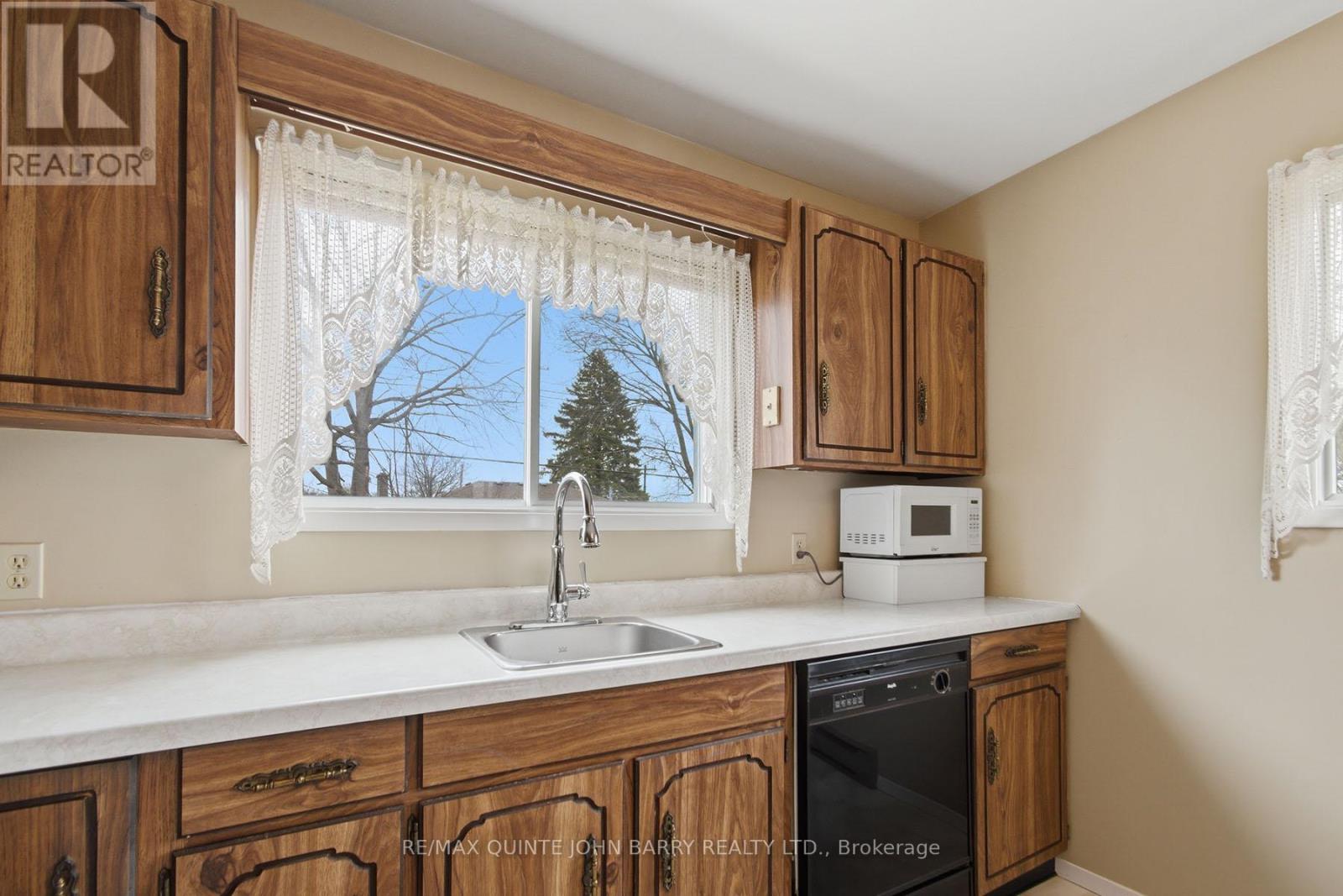 35 Fourth Avenue, Quinte West, Ontario  K8V 5N5 - Photo 12 - X12966644
