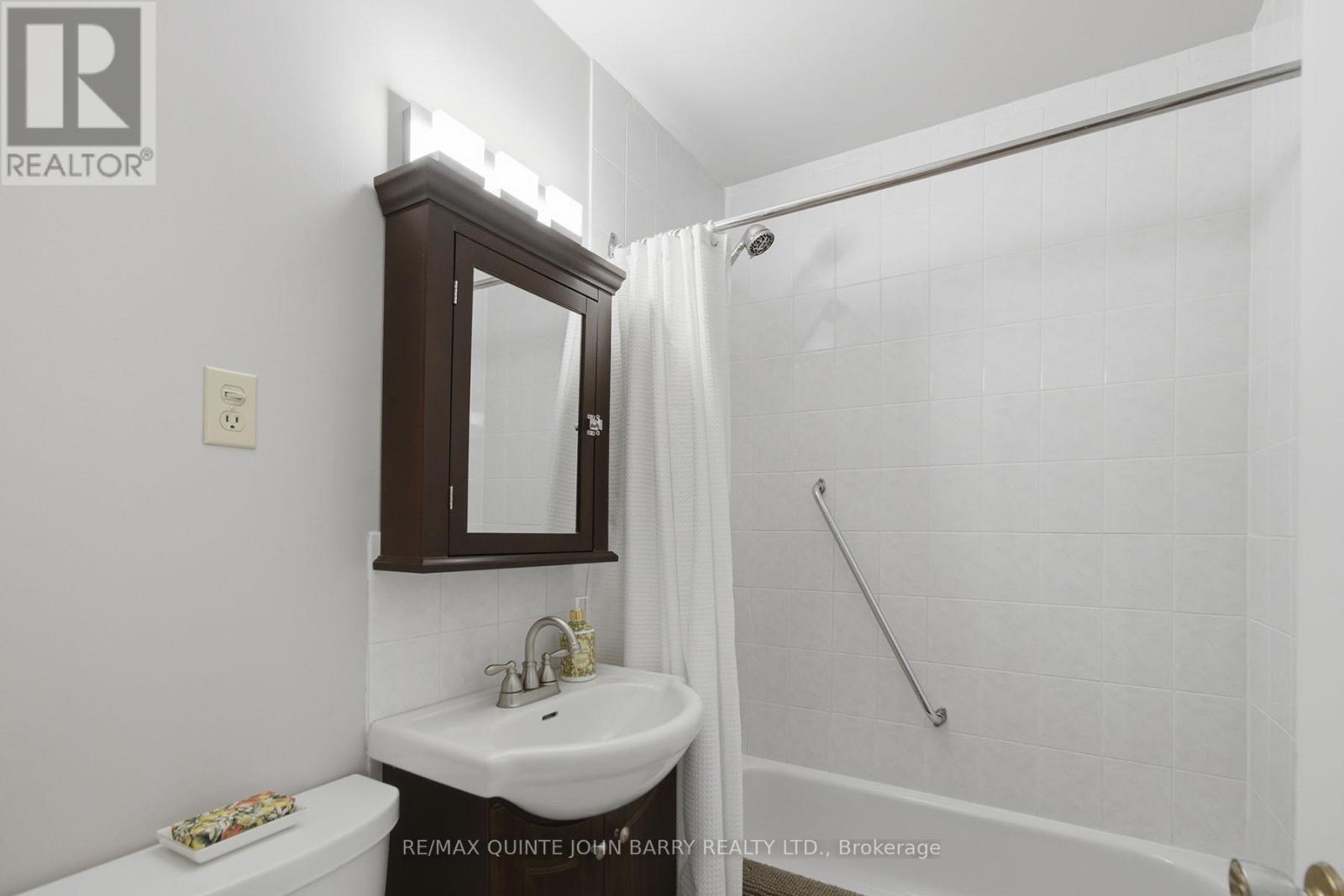 35 Fourth Avenue, Quinte West, Ontario  K8V 5N5 - Photo 16 - X12966644